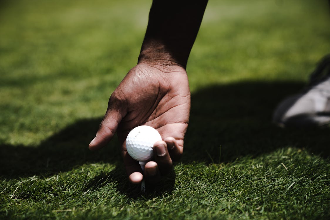 Golf sopasıyla vuruş yapan bir oyuncu